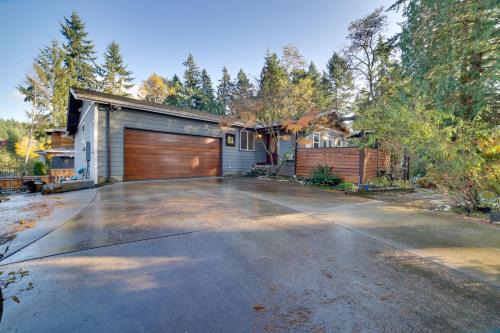 Newcastle House | Charming Unit w/Deck ~ 3 Mi to Lake Washington!