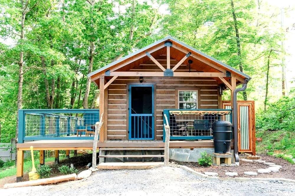 Lupton City Cabin | Glorious Glamping Space for Group or Family Gatherings in Tennessee's Beautiful Countryside