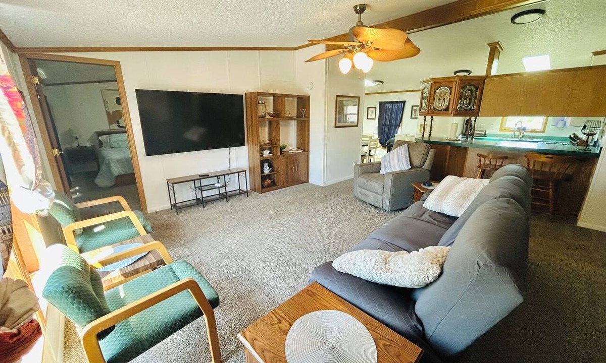 Bryan House | Group & Pet-Friendly Home