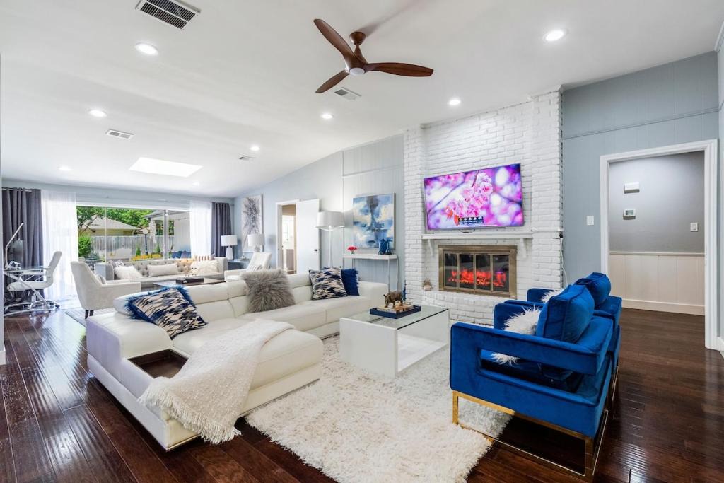Lake Highlands House | Modern Home with a Firepit, Heated Pool & Spa