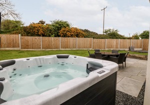 Cabin ∙ 3 bedrooms ∙ 6 guests in Llanfair-Mathafarn-Eithaf