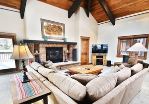 Luxury Unit. Garage, Elevator. Near Dining, Shops. Easy Drive to Slopes in Frisco
