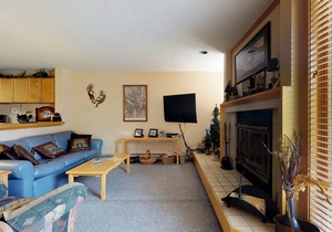 Spacious Ground-Level Condo with Ski Views, Shared Pool and Hot Tub in Keystone