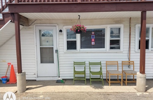 Hampton Apartment | 2 bedrooms with a shared pool. apt4