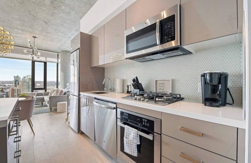 Beltline Apartment | Classy & Comfortable Sub-Penthouse w Pool, AC
