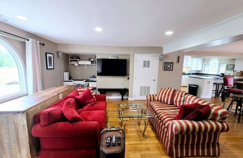 Suffield House | Historic Nature Haven