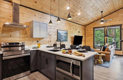 Sevierville House | Luxury Cottage Game House Hot Tub Fire Pit