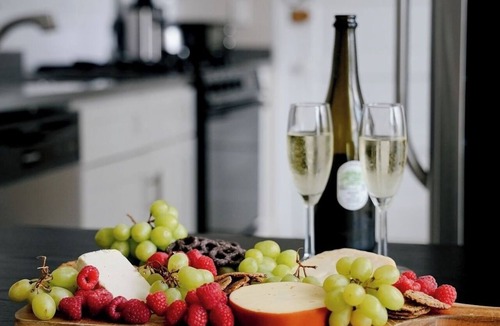Irving Park East Apartment | Private Workspace Sleeps4 Modern Stylish Stay