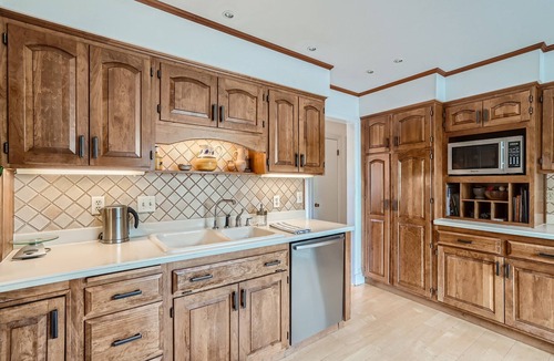 Park East House | Relax & Play in Boulder | Sauna, Games, Trampoline & Yard