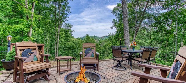 10 min to Dollywood/Cal Ripken Field, Firepit, Foosball, Hot Tub, Private in Sevierville