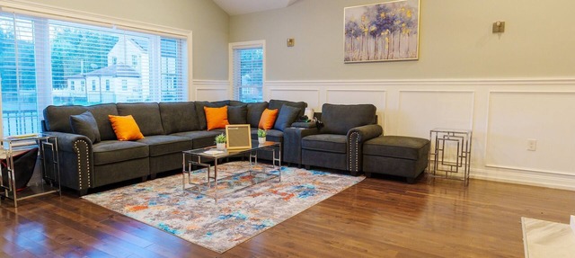 15 Mins From PHL International Airport - Modern Rancher Style Home in Chester PA in Chester