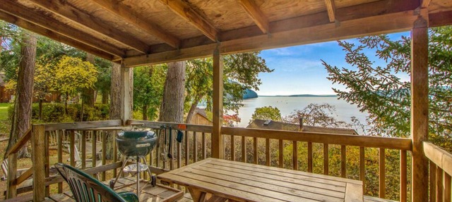 1BR Ocean View steps to prime west-facing beach and on-site cafe! in Eastsound