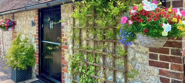 2 bedroom accommodation in Sellindge, near Folkestone in Etchinghill