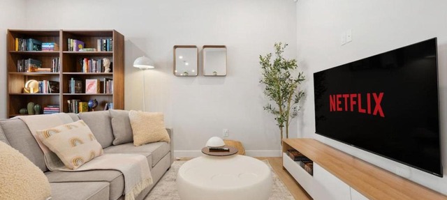 2 Bedroom Spacious & Private Guest Suite - King Size Bed TV in Room, 58" Smart TV in Living Room, In-suite Laundry, Private Entrance & More in Calgary
