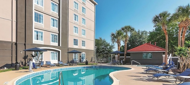 2 Comfortable Suites w/free breakfast – Ideal for Families Visiting Universal in Orlando
