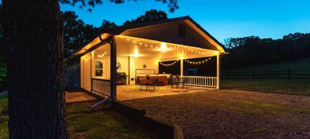 3 Bed 2 Bath Cabin on 300 acre Cattle Farm with Hot Tub and Private River Access in Steelville