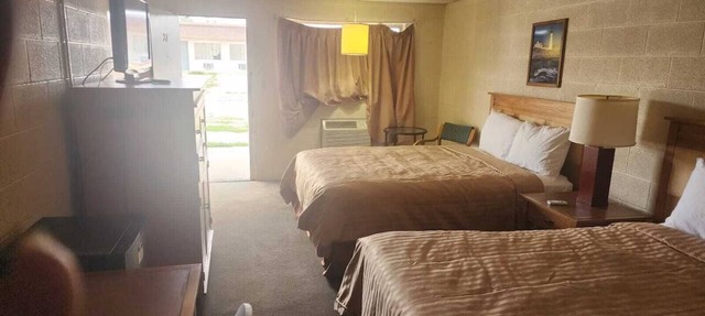 3 Relaxing Rooms with 2 Queen Beds Perfect for Pet Owners - Free Parking! in Quinter