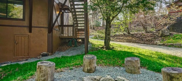 3BR Mountain Cabin with VIEWS and FIREPIT Sleeps 8 in Beech Mountain