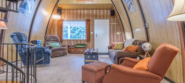 A-Frame Cabin nestled in the trees - laundry, pet-friendly, close to village in Silver Star Mountain
