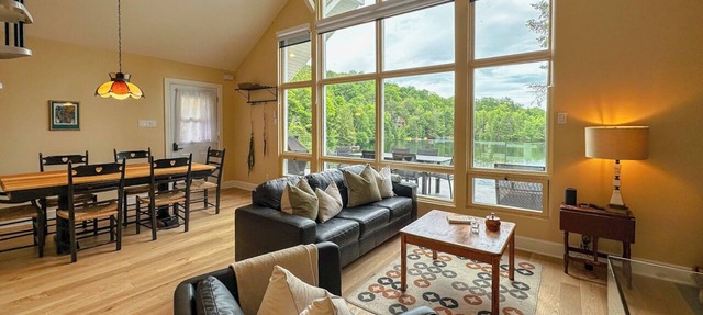A relaxing chalet facing a sparkling lake in St-Adolphe-d'Howard