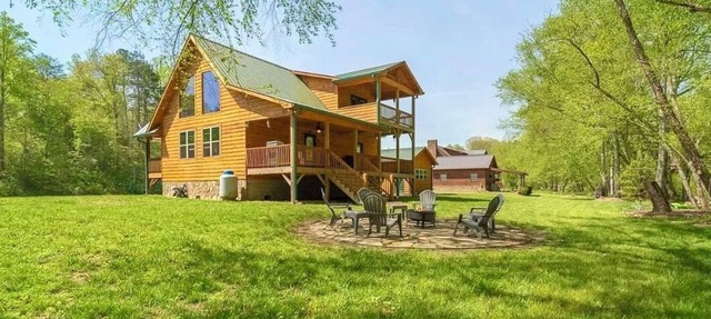 A River Runs Through It! Riverfront relaxation on the Nottely River. in Murphy