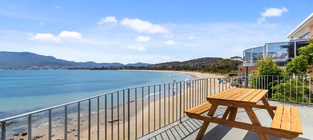 Absolute Waterfront Only 15 minutes From Hobart in Howrah
