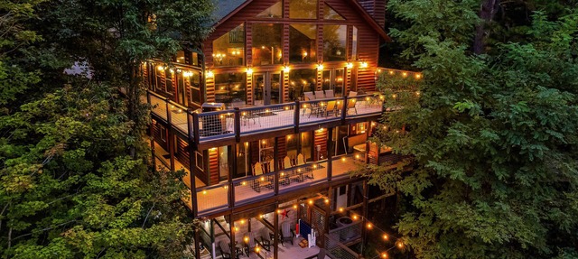 AMAZING VIEWS overlooking Downtown Gatlinburg w/HOT TUB, Game Room, Fire Pit in Gatlinburg