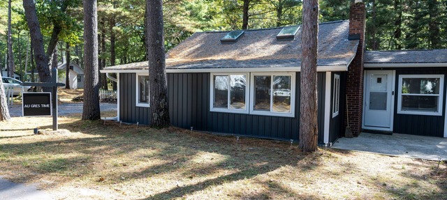 Au Gres Time – Vintage Cabin w/Modern Comforts - Beach, Golf, Relax in Au Gres