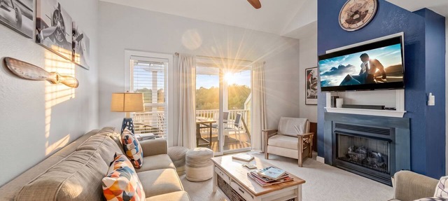 Aviation Themed Townhome w/Waterpark & Game Room - Pet Friendly in Kill Devil Hills