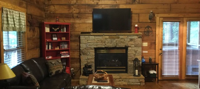 BARE FEET CABIN A Cozy Romantic Getaway Free WiFi/Hottub/Jetted tub/Fireplace in Sevierville