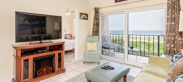 Beach Front ShoreThing Luxurious Condo; Superb View, direct beach access in Jacksonville Beach