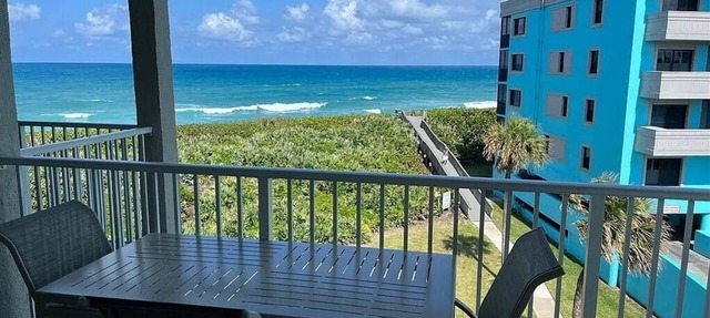 Beachfront! 3rd Floor Corner Unit, Enjoy Sunrise to Sunset in Stuart