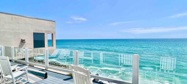 Beachfront Fun, Classic Beach House w/Fire Ring in Oceanside