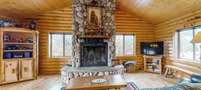 Bear Crossing - Mountain-View Home Hot Tub & Fireplace in Divide