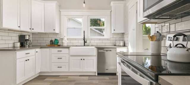 Beautiful and Bright w/ Central Location, Pet Friendly, New Furnishing and Décor, Walk to Park in Gresham