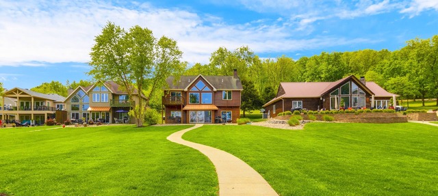 Beautiful Calm Water Lakefront Home, Flat Lot & Large Private Dock. in Missouri