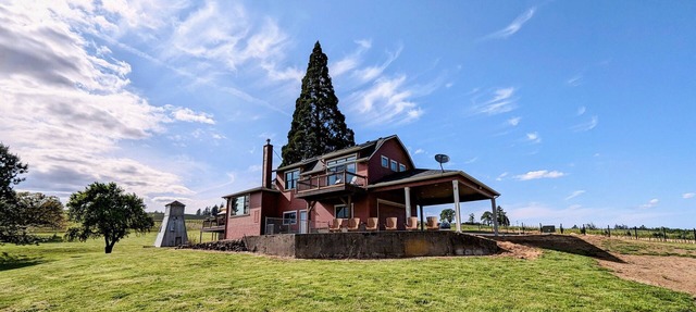 Bell Road Farmhouse - Surrounded by Chehalem Estate Vineyard! in Sherwood