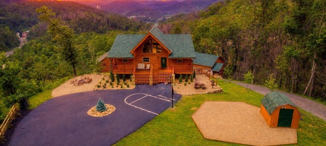 Bella Vista Cabin | Gatlinburg | Mtn Views Hot Tub ♨️ Fire Pit 🔥 Owner Managed in Gatlinburg