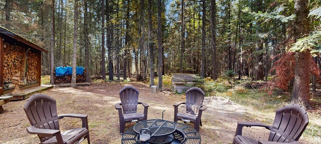 Big Fork rustic loft cabin with forest views, WiFi, 5 miles to Flathead Lake in Bigfork