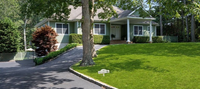 Bridgehampton gem in private community- 1 mile from the village in Bridgehampton