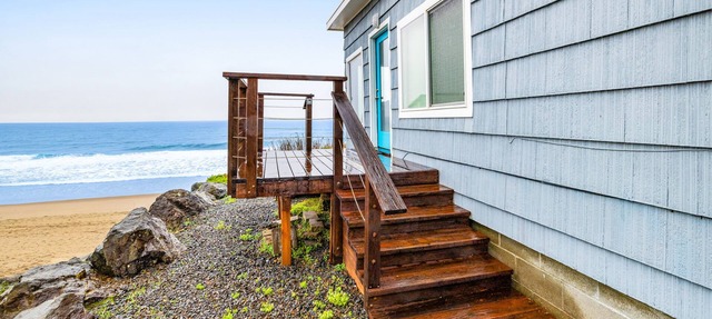 Bright oceanfront home with easy beach access & amazing views in Gleneden Beach