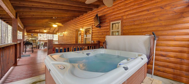 Broken Bow Cabin on 1 Acre w/Hot Tub & Fire Pit! in Broken Bow