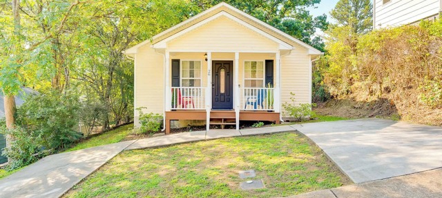 Bungalow Charmer with private Hot Tub! in Chattanooga