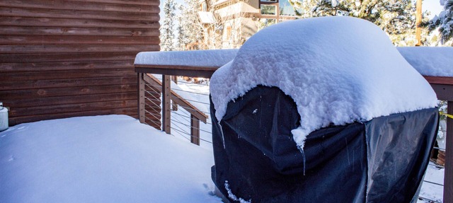 Cabin with private hot tub, lake and mountain views, large deck in Divide