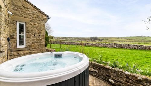 Central Malham Wellbeing Escape, 4-bed house with yoga studio in Malham