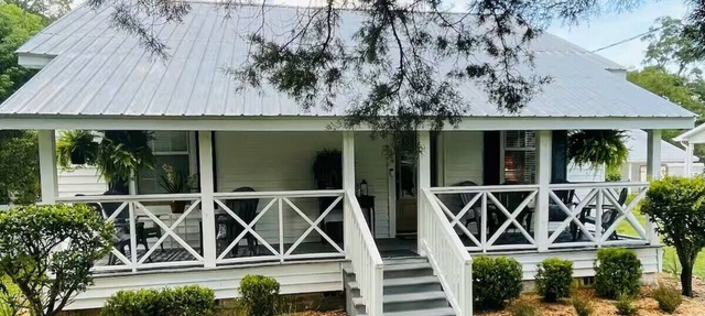 Charming 2-bedroom cottage with AC, WiFi in enchanting DeFuniak Springs in DeFuniak Springs