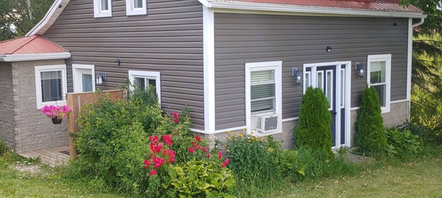 Charming 2-bedroom house with AC, WiFi in welcoming Goderich in Goderich