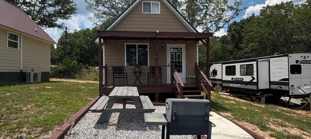 Charming cottage with AC, Pet-friendly, 4 guests, 3 miles from West Point Lake in Five Points
