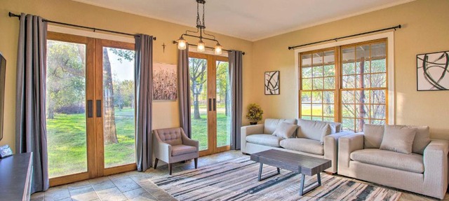 Charming Gainesville Retreat: Barn, Horses Welcome in Gainesville