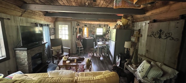 Charming pet friendly 2-bedroom cabin in lovely Monroe with WiFi, AC in Monroe